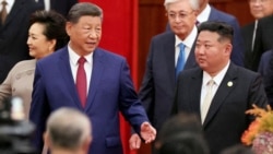 资料照片：中国国家主席习近平与朝鲜领导人金正恩抵达北京人民大会堂，出席纪念第二次世界大战结束80周年的招待会。(2025年9月3日)