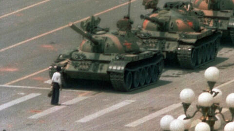1989年6月5日，一名中国男子独自站在北京天安门广场的长安街上，阻挡一队向东行驶的坦克。